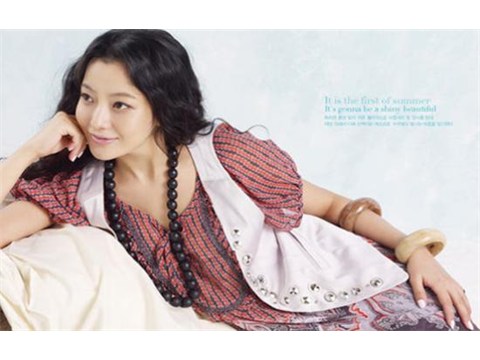 Kim Hee Sun trở lại với BST Voll Summer 09 