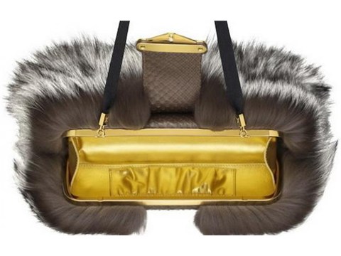Sang trọng và quý phái cùng túi xách lông cáo của Louis Vuitton 