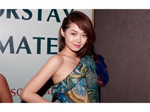 Đầm một vai - xu hướng thời trang 'hot' nhất cho mùa lễ Tết  