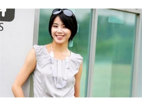 Áo sát nách: Mặc đi làm sao cho sang trọng?