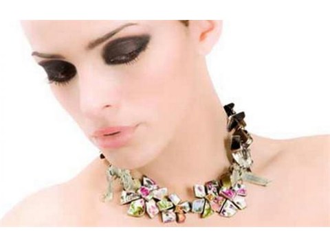 Lạ mắt với trang sức chạm khảm sắc màu  