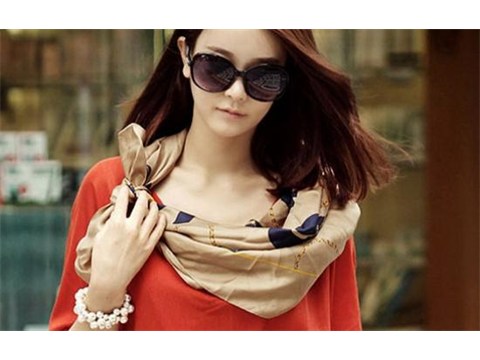 Chào thu với những kiểu thắt khăn lụa ấn tượng 